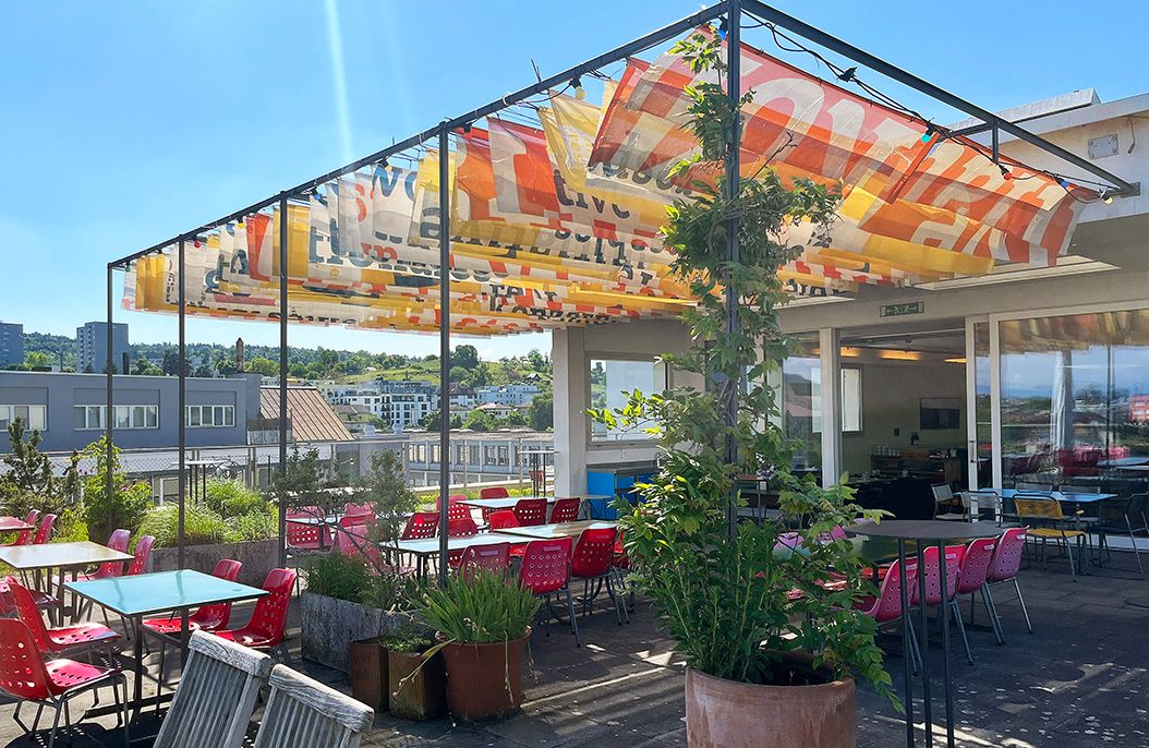 Terrasse mit Beschattung aus recycelter Blache
